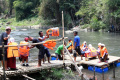 warga-naiki-perahu-rakit-karena-jembatan-lembayung-diperbaiki_20231003_200449.jpg