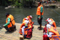 warga-naiki-perahu-rakit-karena-jembatan-lembayung-diperbaiki_20231003_200451.jpg