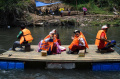 warga-naiki-perahu-rakit-karena-jembatan-lembayung-diperbaiki_20231003_200453.jpg