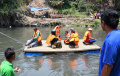 warga-naiki-perahu-rakit-karena-jembatan-lembayung-diperbaiki_20231003_200455.jpg