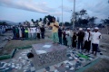 Warga Palu Lakukan Sholat Gaib Pasca Gempa