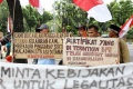 Warga Pulau Pari Demo Depan Balaikota