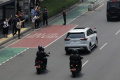 warga-sambut-iring-irigan-paus-fransiskus-di-jakarta_20240903_133531.jpg
