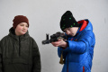 Warga Sipil Ukraina Berlatih Menggunakan Bom Molotov dan AK-47