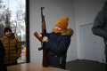 Warga Sipil Ukraina Berlatih Menggunakan Bom Molotov dan AK-47