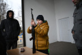 Warga Sipil Ukraina Berlatih Menggunakan Bom Molotov dan AK-47
