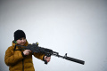 Warga Sipil Ukraina Berlatih Menggunakan Bom Molotov dan AK-47