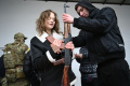 Warga Sipil Ukraina Berlatih Menggunakan Bom Molotov dan AK-47