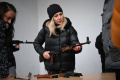 Warga Sipil Ukraina Berlatih Menggunakan Bom Molotov dan AK-47
