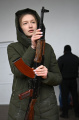 Warga Sipil Ukraina Berlatih Menggunakan Bom Molotov dan AK-47