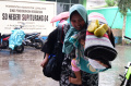 warga-supiturang-lumajang-mengungsi-akibat-erupsi-gunung-semeru_20221205_220305.jpg
