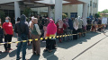 warga-tangerang-antri-untuk-membeli-minyak-goreng_20220108_124458.jpg