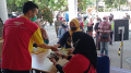 Warga Tangerang Antri Untuk Membeli Minyak Goreng