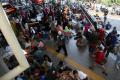 warga-terdampak-kebakaran-mengungsi-di-stasiun-manggarai_20240813_203318.jpg
