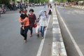 Warga Terpaksa Berjalan Kaki Akibat Jalan Ditutup Demonstran