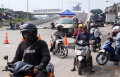 Warga Tutup Akses ke Flyover Ciroyom