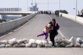 Warga Tutup Akses ke Flyover Ciroyom
