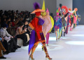 Warna-warni Uniknya Busana Rancangan Rinaldy Yunardi di JFW 2023