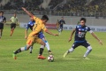 Wiganda Pradika Dihadang Dua Pemain Arema