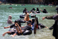 wisata-tamborasi-sungai-terpendek-di-dunia-saat-liburan-lebaran_20220506_034029.jpg