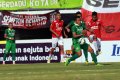 Yabes Roni Berebut Bola Dengan Pemain Surabaya FC