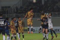 Yogi Rahadian Sundul Bola Dihadang Kiper Arema
