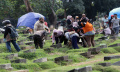 ziarah-kubur-jelang-bulan-puasa_20230317_175736.jpg