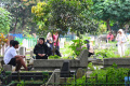 Ziarah Makam Warga Kota Malang Jelang Ramadan