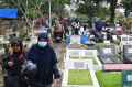 Ziarah Makam Warga Kota Malang Jelang Ramadan