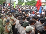 bentrok_buruh2.jpg
