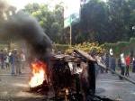 mobil_bakar.jpgrusuh_Tol.jpgdemo_di_tol_Jatibening.jpg