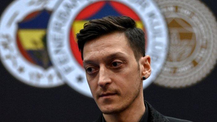 Mantan gelandang Arsenal Mesut Ozil menghadiri upacara penandatanganan kontrak barunya dengan klub sepak bola Turki Fenerbahce di fasilitas ilgaz Divan Faruk pada 27 Januari 2021 di Istanbul.