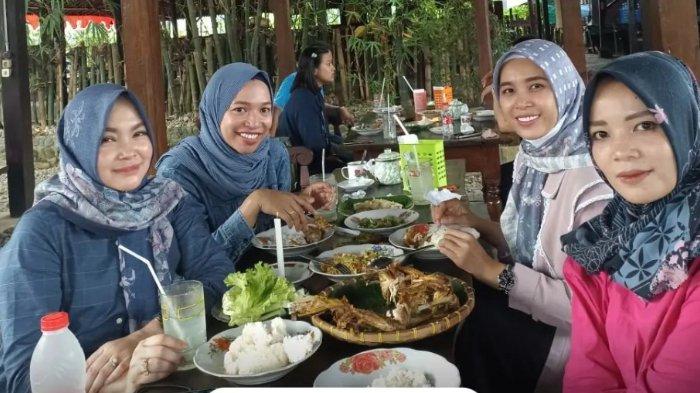 Pengunjung sedang menikmati hidangan di Warung Djago Jowo, Purwokerto, Jawa Tengah.