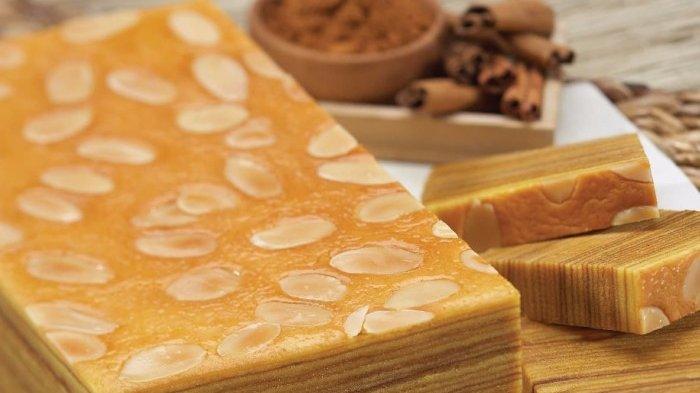 Lapis legit merupakan satu di antara banyak kue di Holland Bakery