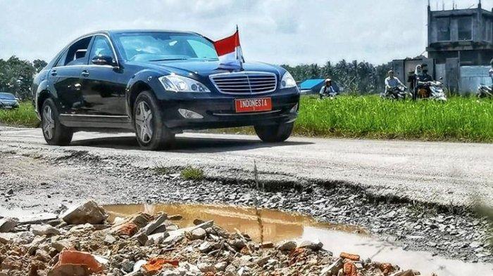 Presiden Joko Widodo menggunakan mobil Kepresidenan saat berkunjung ke Lampung untuk meninjau langsung kondisi jalan di provinsi tersebut, Jumat (5/5/2023).