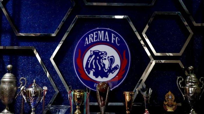 Logo dan deretan piala yang diperoleh Arema FC.