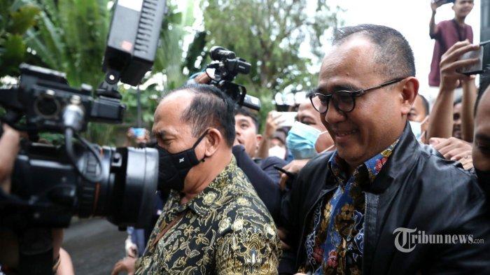 Mantan Kepala Bagian Umum Kantor Wilayah DJP Jakarta Selatan II Rafael Alun Trisambodo usai menjalani pemeriksaan di Gedung KPK, Jakarta, Rabu (1/3/2023). KPK memeriksa orang tua dari Mario Dandy itu terkait Laporan Harta Kekayaan Penyelenggara Negara (LHKPN). TRIBUNNEWS/IRWAN RISMAWAN