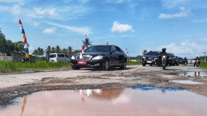 Mobil kepresidenan yang membawa Presiden Joko Widodo saat berkunjung ke Lampung terlihat berjalan dengan hati-hati karena kondisi jalan yang mengenaskan.
