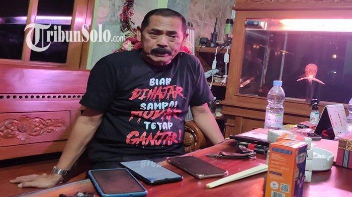 Ketua DPC PDIP, Solo FX Hadi Rudyatmo di kediamannya di Pucangsawit, Kota Solo, Kamis (9/2/2023). Dia ternyata memiliki peran besar di balik batalnya kenaikan ugal-ugalan Pajak Bumi dan Bangunan (PBB) di Kota Solo.