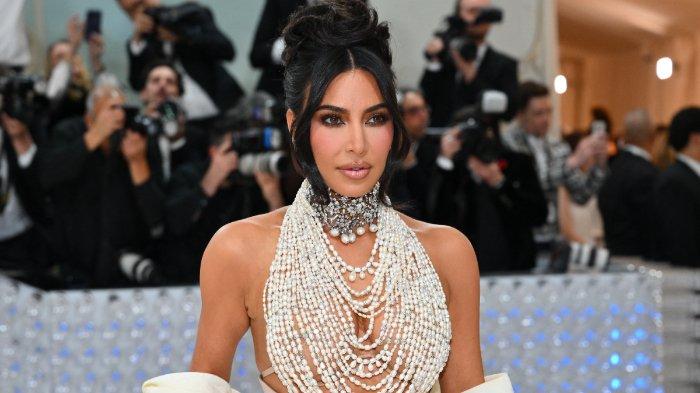Sosialita AS Kim Kardashian tiba untuk Met Gala 2023 di Metropolitan Museum of Art pada 1 Mei 2023, di New York. Gala mengumpulkan uang untuk Institut Kostum Museum Seni Metropolitan. Tema Gala 2023 adalah 