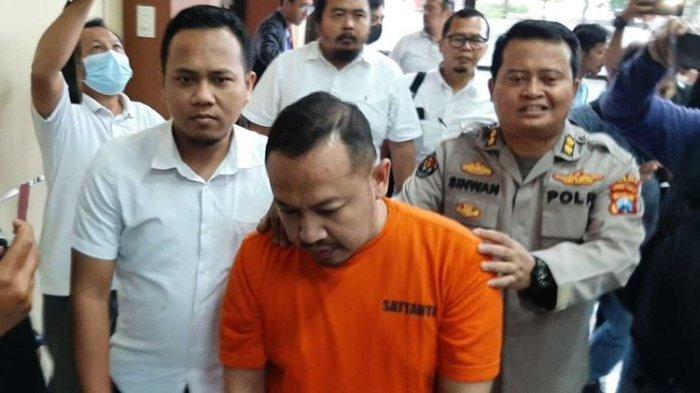 Wahyu Kenzo (tengah) ditetapkan tersangka oleh polisi.