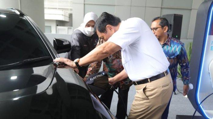 Menteri Koordinator Bidang Kemaritiman dan Investasi Luhut Binsar Pandjaitan mencoba mengisi daya mobil listrik di Kantor Kemenko Marves, Jakarta, Kamis (2/3/2023).
