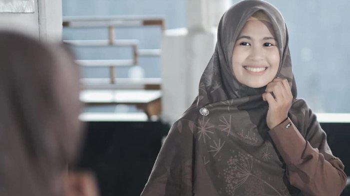 Tampil anggun dengan gamis dan hijab segi empatnya