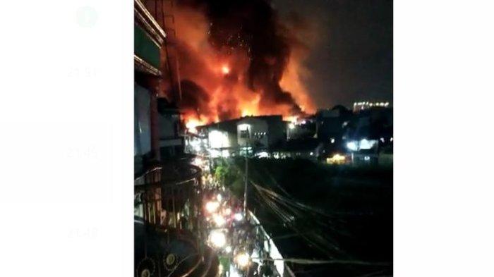 Kebakaran pipa Pertamina di Koja, Jakarta Utara, Jumat (3/3/2023) malam.