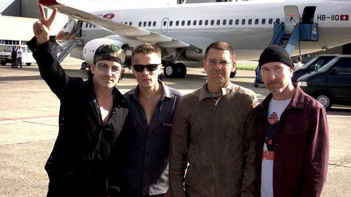(Kiri KE Kanan) Bono, Larry Mullen, Adam Clayton dan The Edge dari band rock Irlandia U2 berpose di depan jet pribadi mereka di bandara Schiphol, dekat Amsterdam 31 Juli 2001. Band ini akan mengadakan tiga konser di stadion Gelredome di Arnhem .
