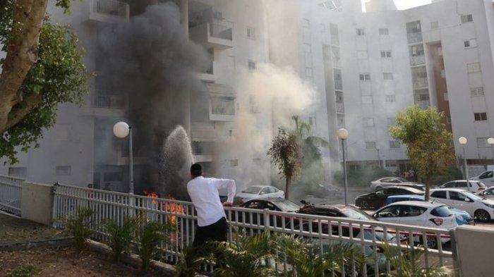 Kondisi terkini perang Hamas vs Israel. Pemuda Israel berlari mencari perlindungan saat penembakan di Ashkelon, ketika rentetan roket ditembakkan dari Jalur Gaza ke Israel pada 7 Oktober 2023.