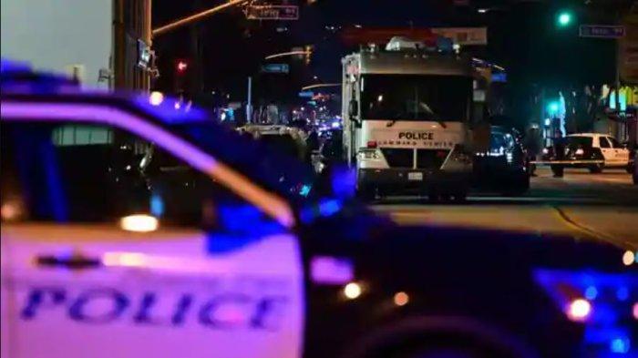 Polisi berkumpul di tempat kejadian di dekat persimpangan Garvey dan Garfield Avenue di Monterey Park, California.