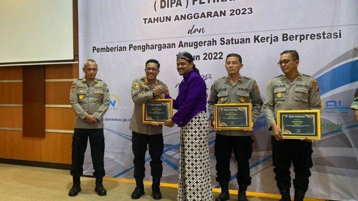 Kapolres Trenggalek AKBP Alith Alarino Menerima Dua Penghargaan Sekaligus dari Kantor Pelayanan Perbendaharaan Negara (KPPN) Kediri.