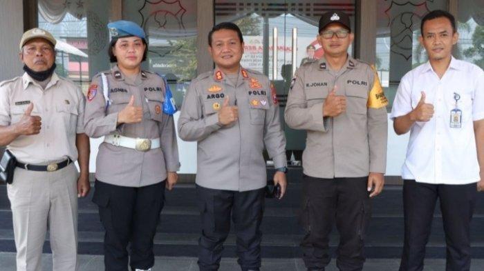 Kapolres Blitar Kota, AKBP Argowiyono (tengah) bersama anggota yang mendapat hadiah berangkat ibadah umrah, Selasa (6/9/2022).