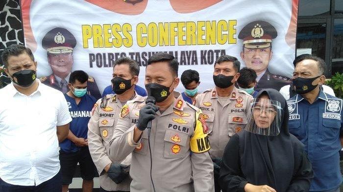 Kapolres Tasikmalaya Kota, AKBP Aszhari Kurniawan, memaparkan pengungkapan kasus curanmor roda dua di Polsek Indihiang, Kamis (31/3/2022).